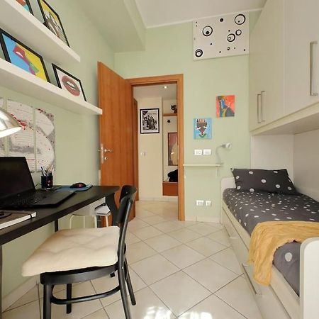 Relax Rome With 2 Balconies - 2 Bedroom Flat, 3Rd Floor With Lift, High Comfort, Quite, A Walk From Urban Train Station Gemelli And Metro A Stops Battistini & Cornelia Connecting To Center In 20 Minutes, 2 Steps From Bus Stop, Cycle Path, Groceries المظهر الخارجي الصورة