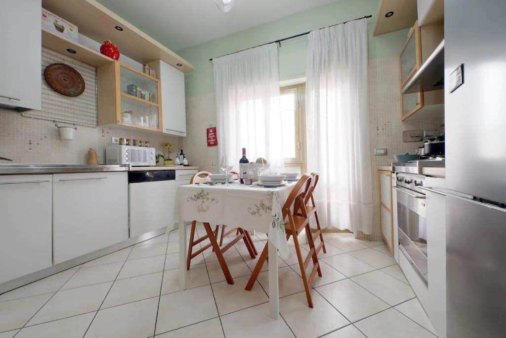 Relax Rome With 2 Balconies - 2 Bedroom Flat, 3Rd Floor With Lift, High Comfort, Quite, A Walk From Urban Train Station Gemelli And Metro A Stops Battistini & Cornelia Connecting To Center In 20 Minutes, 2 Steps From Bus Stop, Cycle Path, Groceries المظهر الخارجي الصورة