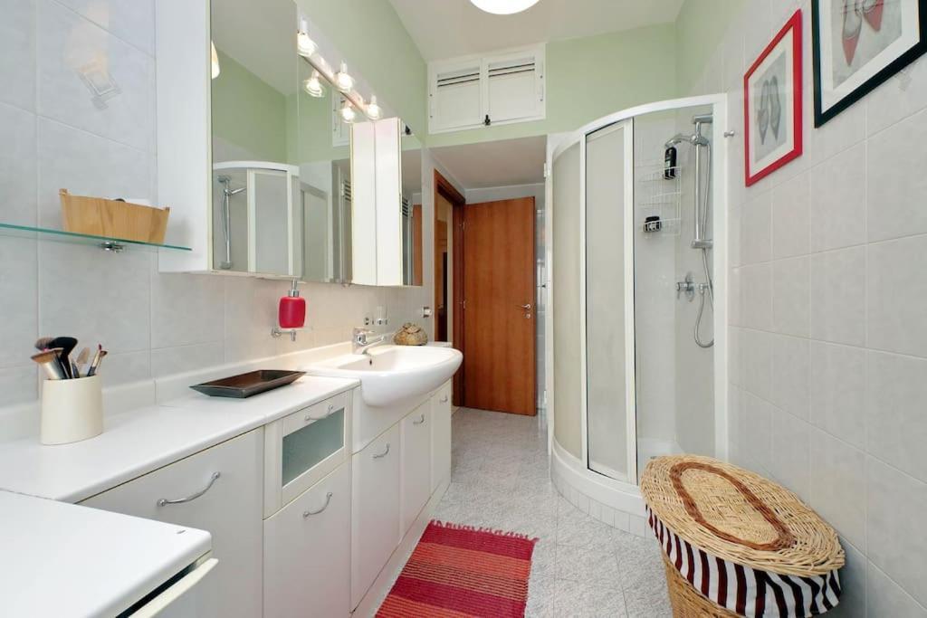 Relax Rome With 2 Balconies - 2 Bedroom Flat, 3Rd Floor With Lift, High Comfort, Quite, A Walk From Urban Train Station Gemelli And Metro A Stops Battistini & Cornelia Connecting To Center In 20 Minutes, 2 Steps From Bus Stop, Cycle Path, Groceries المظهر الخارجي الصورة