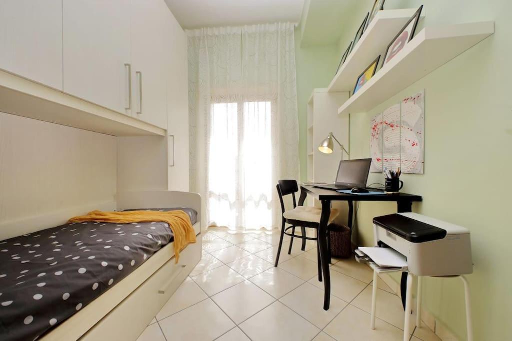 Relax Rome With 2 Balconies - 2 Bedroom Flat, 3Rd Floor With Lift, High Comfort, Quite, A Walk From Urban Train Station Gemelli And Metro A Stops Battistini & Cornelia Connecting To Center In 20 Minutes, 2 Steps From Bus Stop, Cycle Path, Groceries المظهر الخارجي الصورة