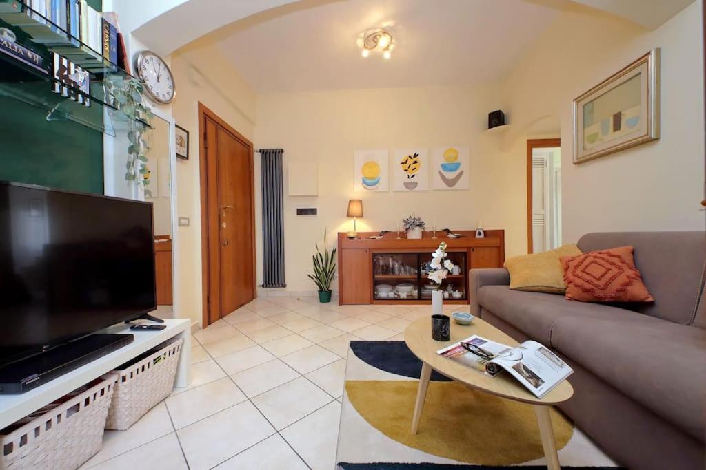 Relax Rome With 2 Balconies - 2 Bedroom Flat, 3Rd Floor With Lift, High Comfort, Quite, A Walk From Urban Train Station Gemelli And Metro A Stops Battistini & Cornelia Connecting To Center In 20 Minutes, 2 Steps From Bus Stop, Cycle Path, Groceries المظهر الخارجي الصورة
