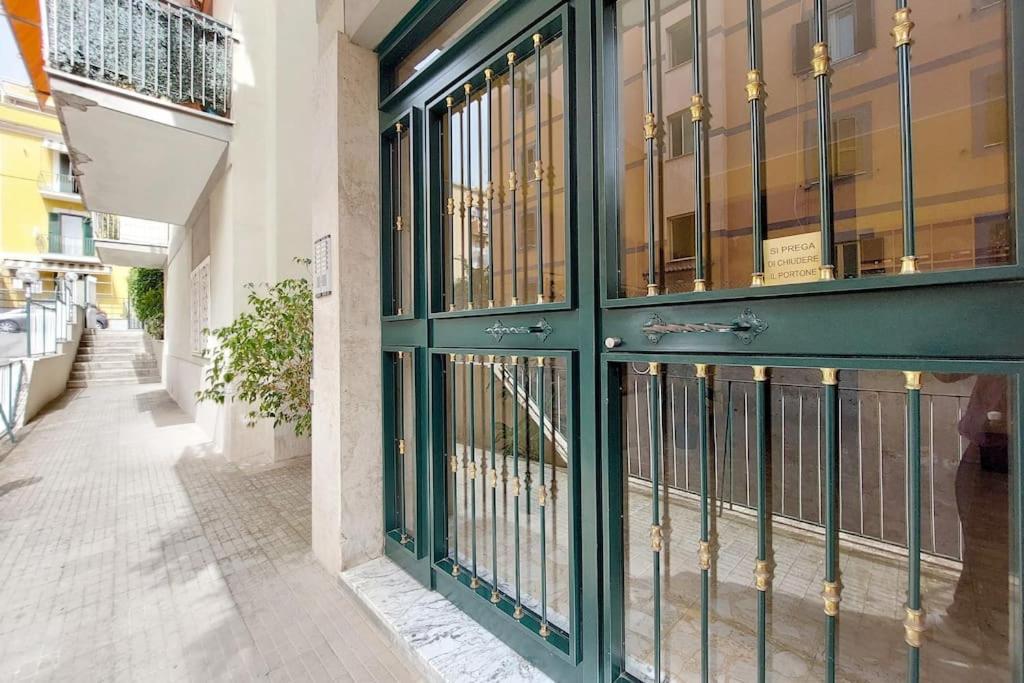 Relax Rome With 2 Balconies - 2 Bedroom Flat, 3Rd Floor With Lift, High Comfort, Quite, A Walk From Urban Train Station Gemelli And Metro A Stops Battistini & Cornelia Connecting To Center In 20 Minutes, 2 Steps From Bus Stop, Cycle Path, Groceries المظهر الخارجي الصورة
